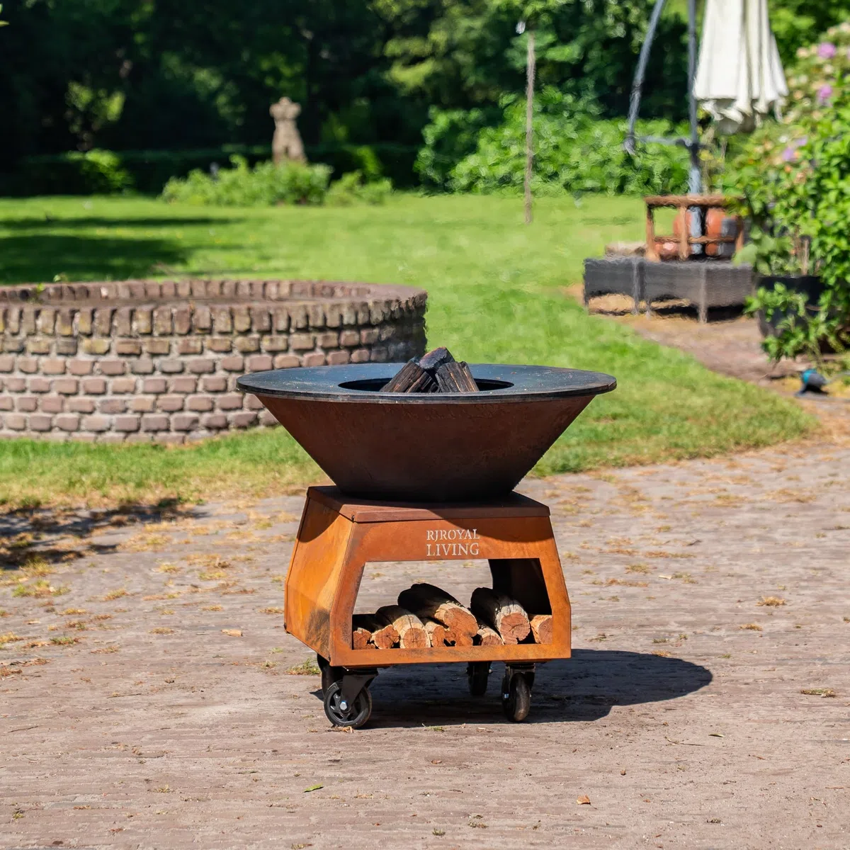 BBQ Plancha Grill Brasero, Braciere Rotondo, Acciaio Corten, 80x80x68cm, Con piastra di cottura, Con Ruote e Contenitore Legna, 53KG