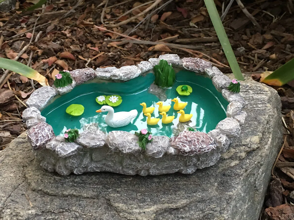 GlitZGlam Laghetto per anatre - Anatra madre e anatroccoli Laghetto per anatre in miniatura da abbinare al giardino incantato in miniatura e agli accessori da giardino in miniatura