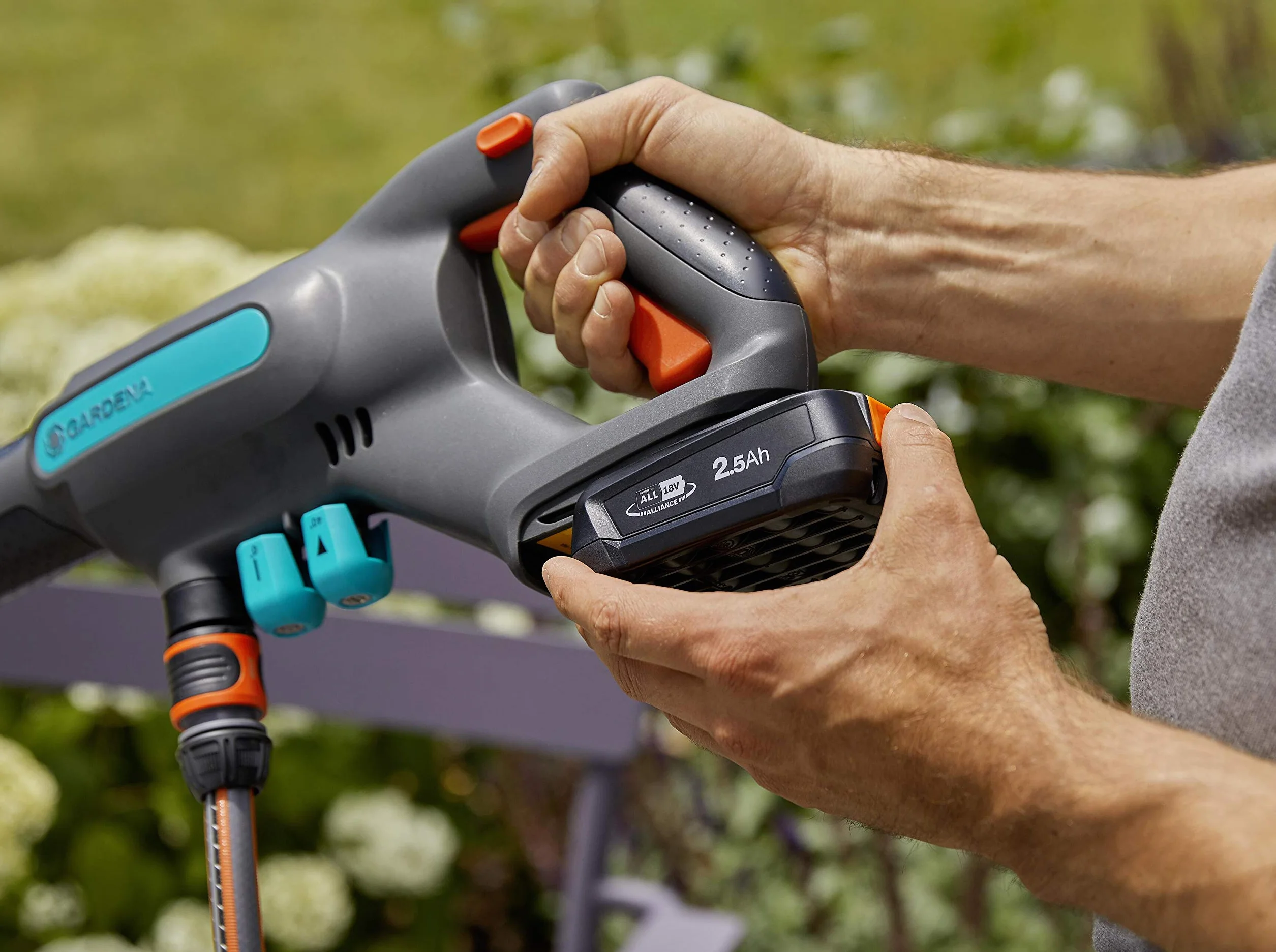 GARDENA Starter Kit P4A: set batteria per tutti gli attrezzi da giardino GARDENA con batteria agli ioni di litio, 1x PBA 18V/45 2,5 Ah, AL 1810 CV, classe energetica A (14910-20)
