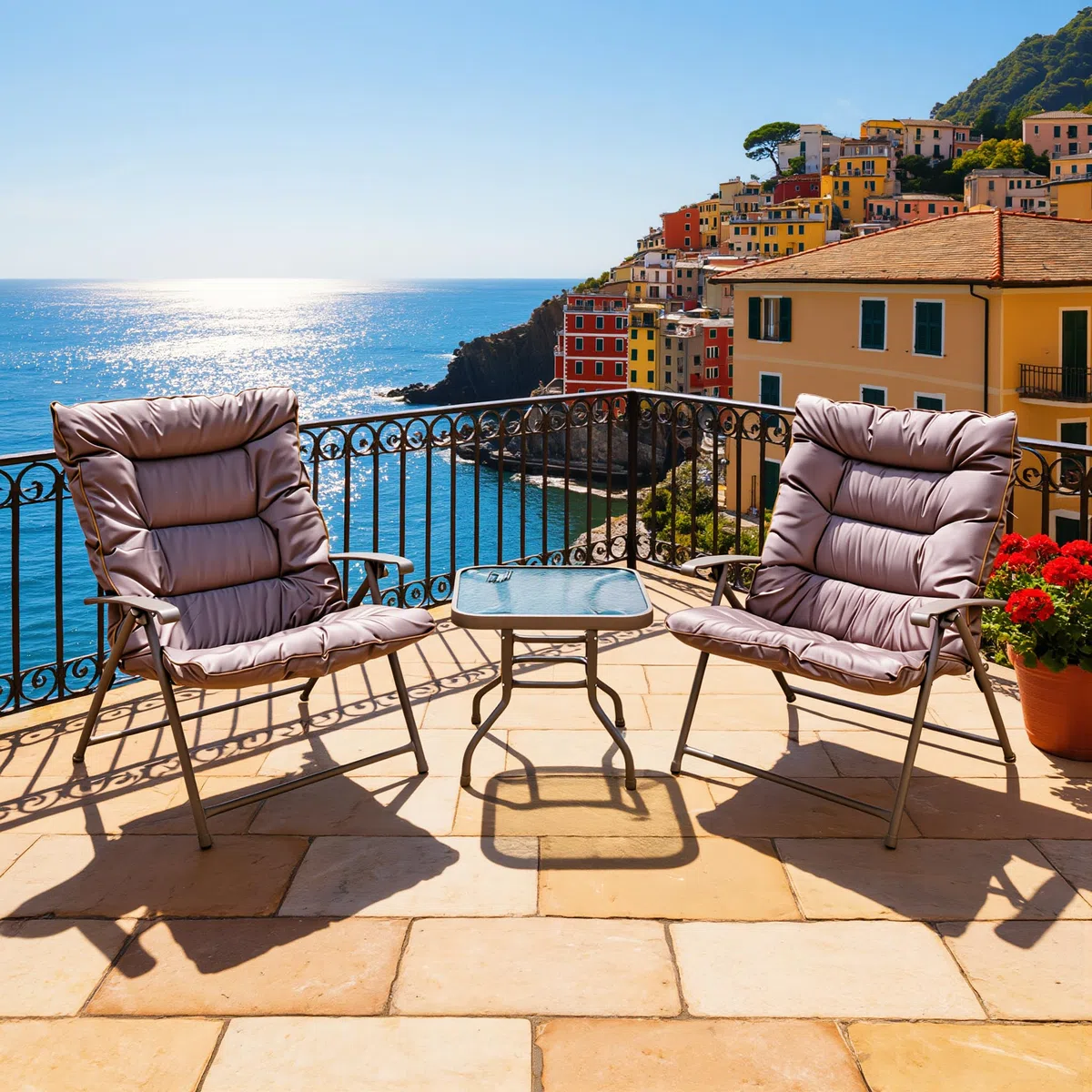 Set Relax da Giardino 3 Pezzi MAUì – 2 Poltrone Pieghevoli Imbottite con Cuscini Beige Removibili + Tavolino Vetro Temperato – Struttura Ferro Robusto – Arredo Giardino Terrazzo Balcone Salvaspazio