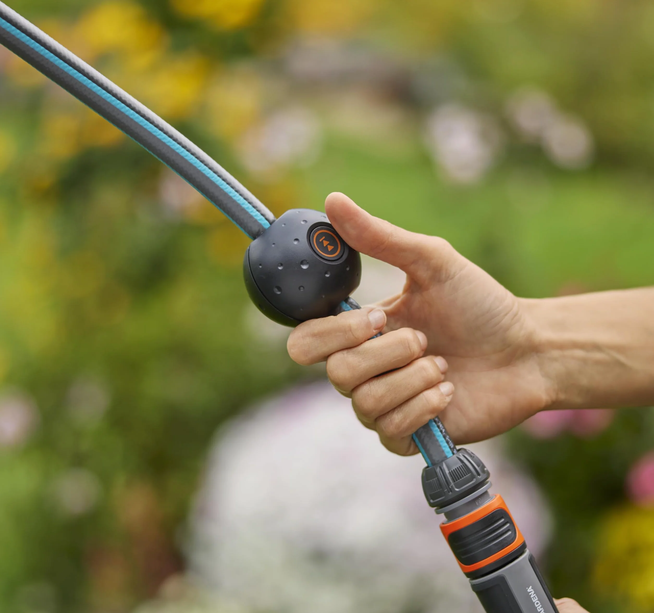 Gardena Set avvolgitubo a parete PowerRoll XL ricaricabile, pronto all’uso, avvolgitubo automatico con tubo da giardino 35 m, guida e RollControl, set completo, batteria ricaricabile (18640-20)