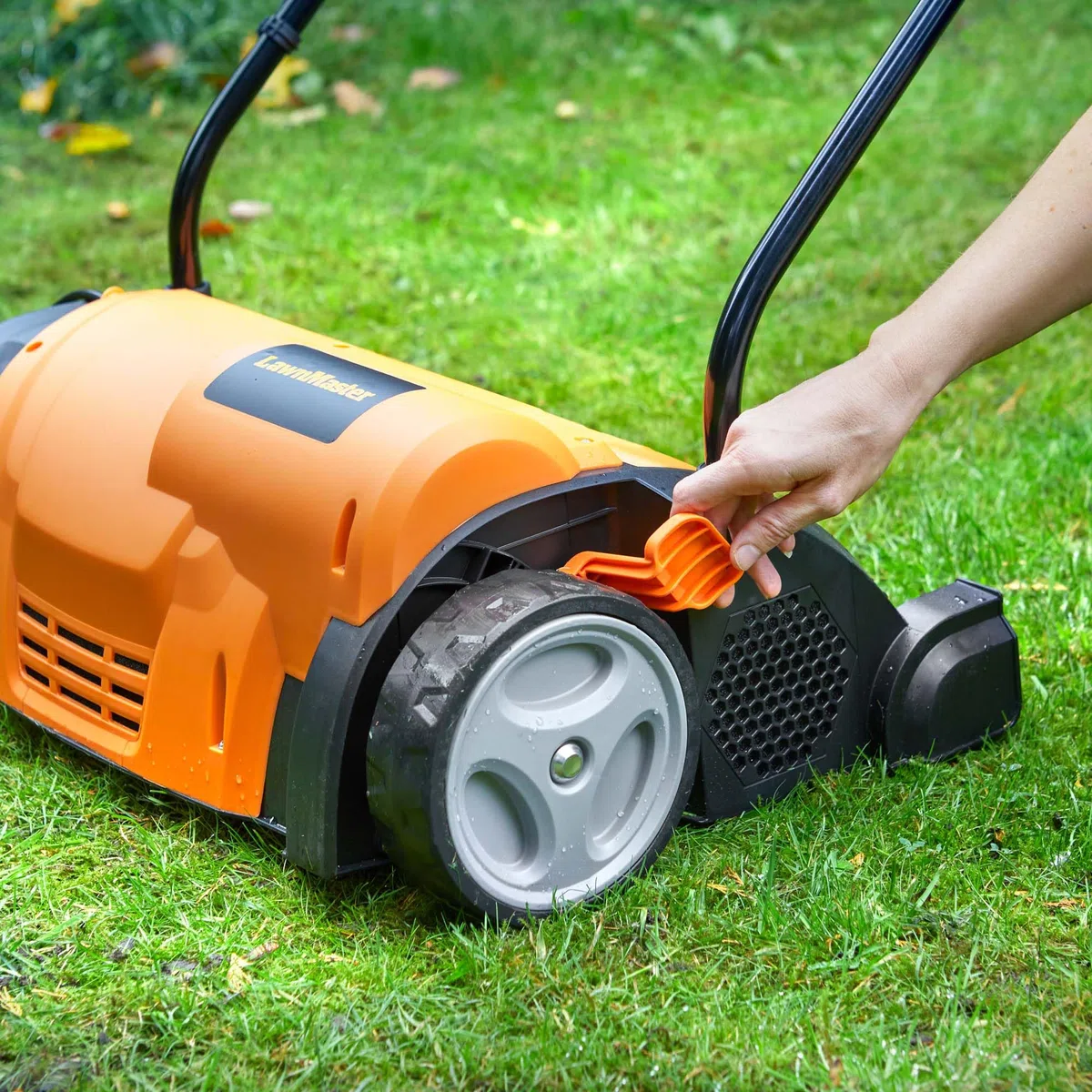 LawnMaster Scarificatore per Prato da 1350 W, rastrello per Prato, aeratore, scarificatore Elettrico con Larghezza di Lavoro di 33 cm, Accessori intercambiabili, profondità di Lavoro Regolabile e