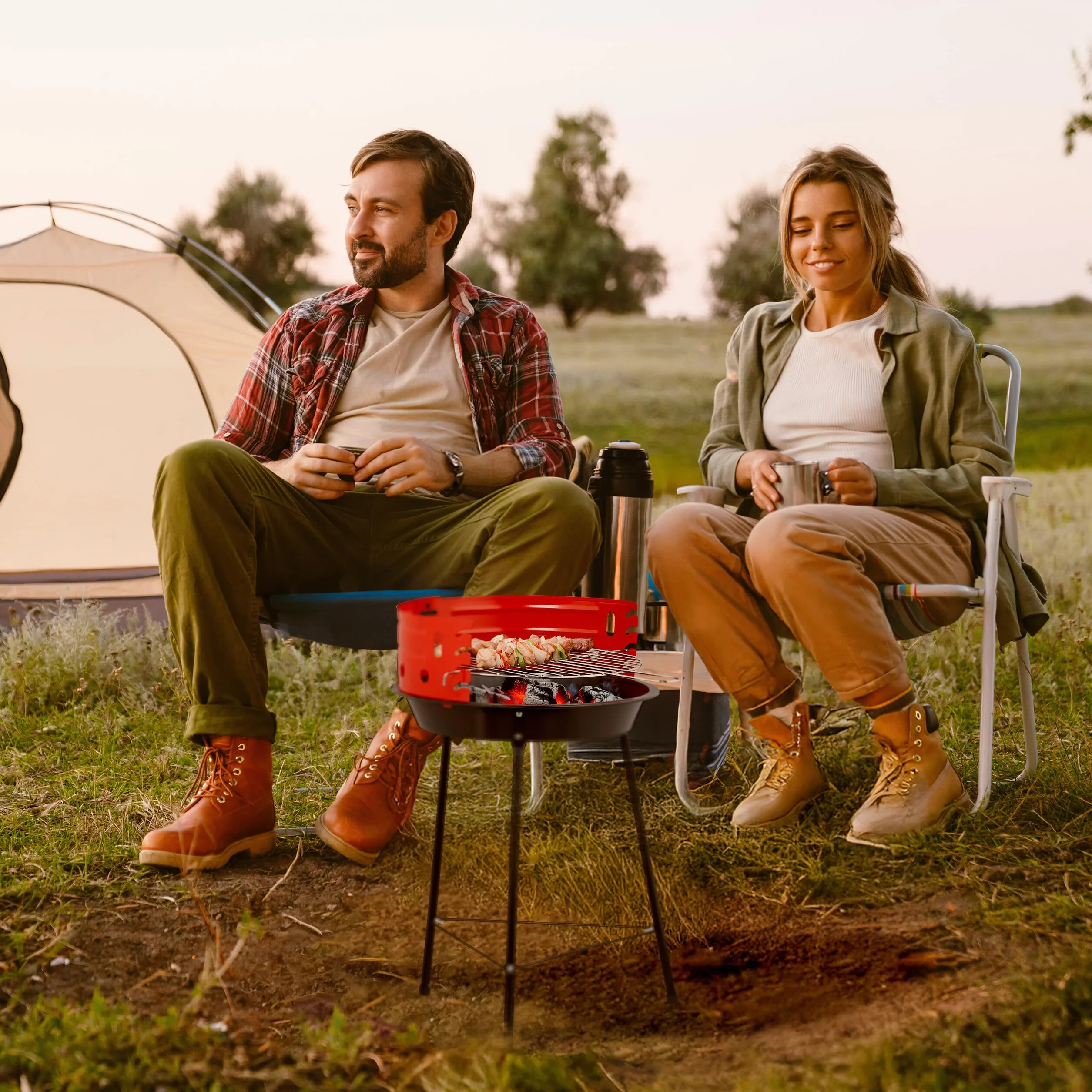 Relaxdays Barbecue a Carbonella con Paravento, Ø 37 cm, Grill a Carbone da Esterno, Giardino e Campeggio, Nero Rosso