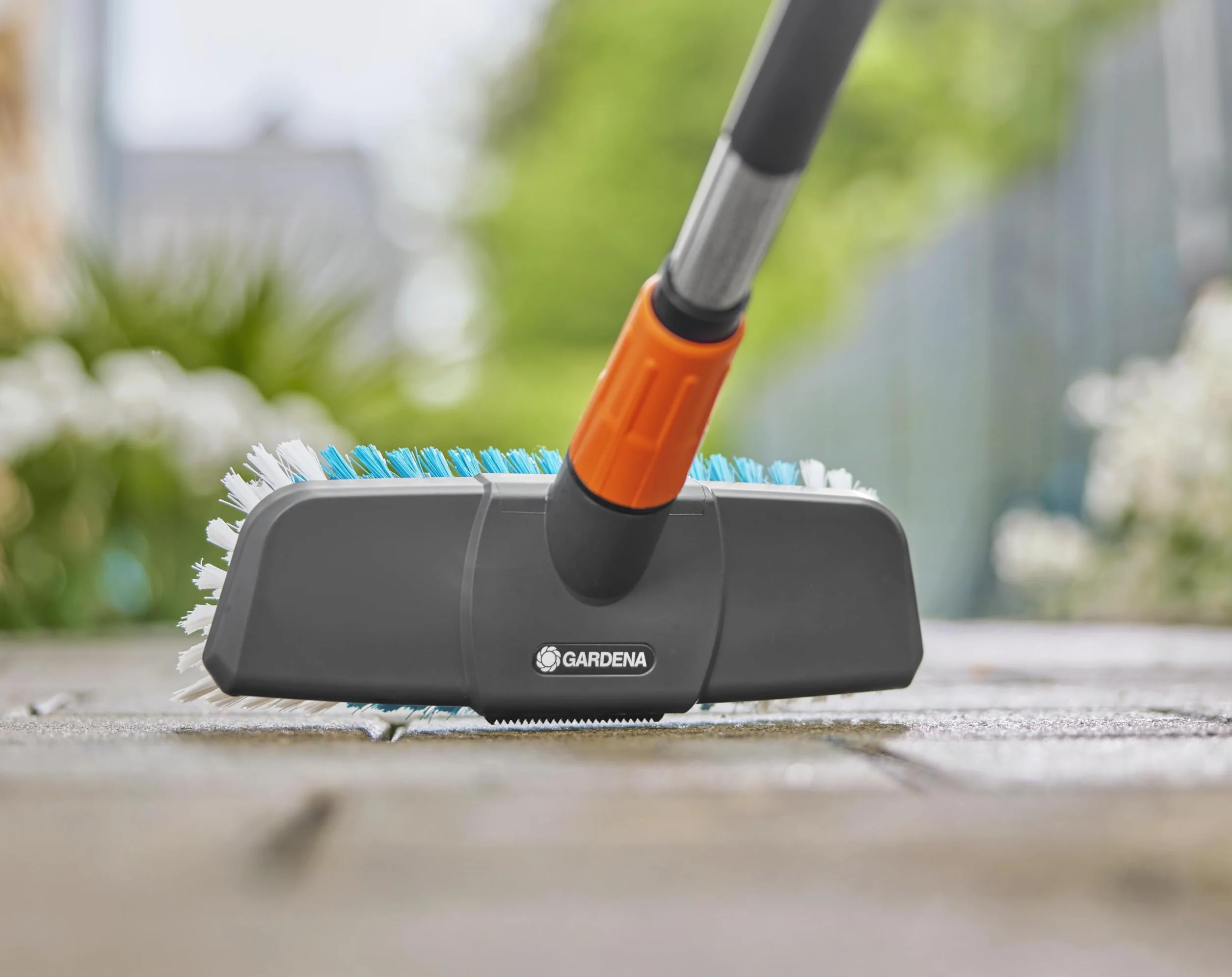 Gardena Idrospazzola Cleansystem hard: spazzola per la pulizia di superfici resistenti, setole di diversa lunghezza, da collegare al manico Cleansystem, ideale per grandi superfici (18816-20)