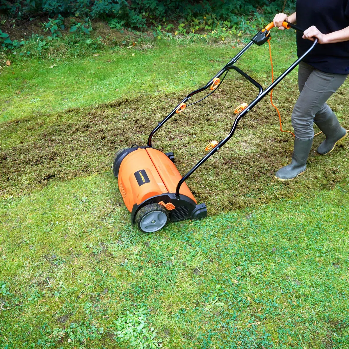 LawnMaster Scarificatore per Prato da 1350 W, rastrello per Prato, aeratore, scarificatore Elettrico con Larghezza di Lavoro di 33 cm, Accessori intercambiabili, profondità di Lavoro Regolabile e