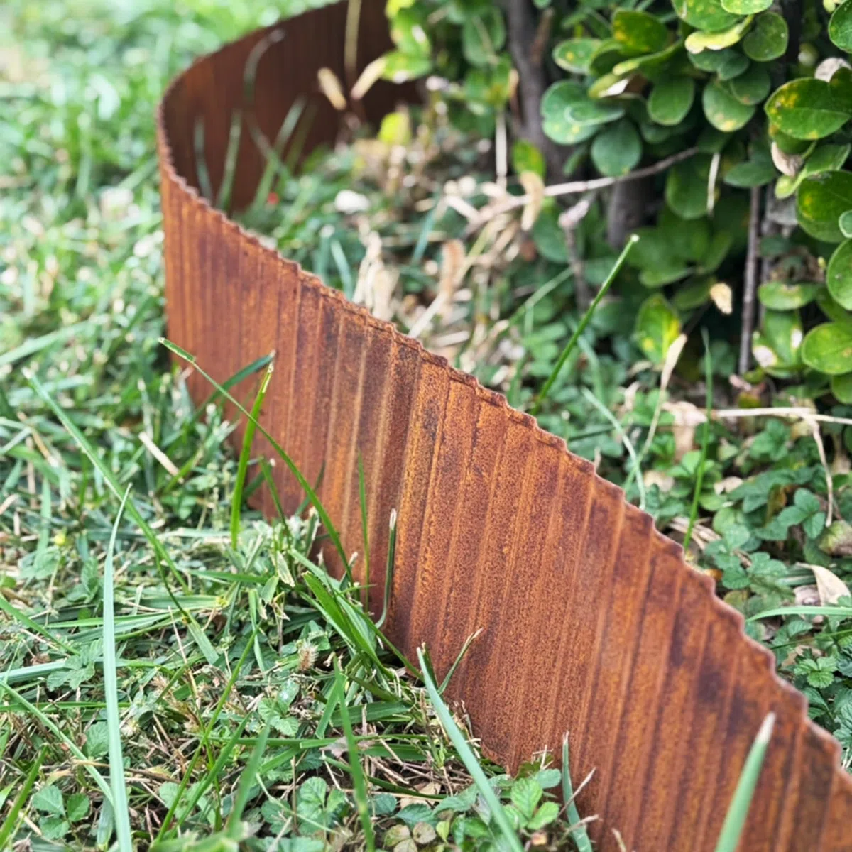 Bordo per prato in metallo, 6 m, bordo flessibile per aiuole, 15 cm, per giardino e aiuole, facile da pulire, 1 paio di guanti da montaggio inclusi (6 m x 30 cm)