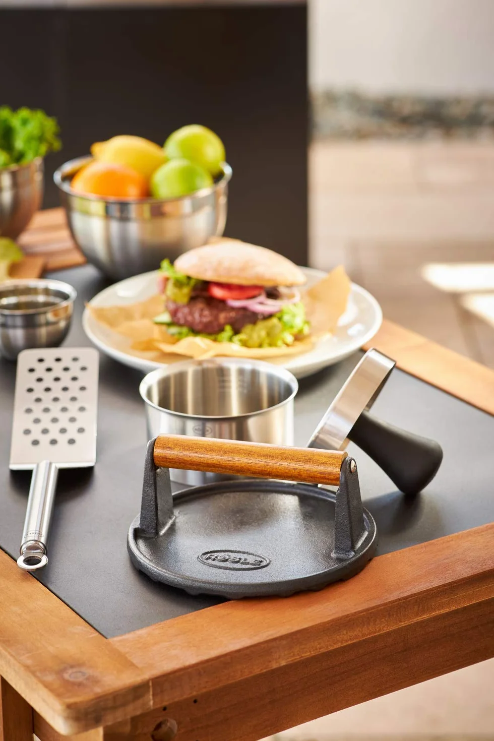 RÖSLE Peso per barbecue, pregiato peso per una cottura rapida di hamburger o bistecche, ghisa, manico in legno, 17.5 cm