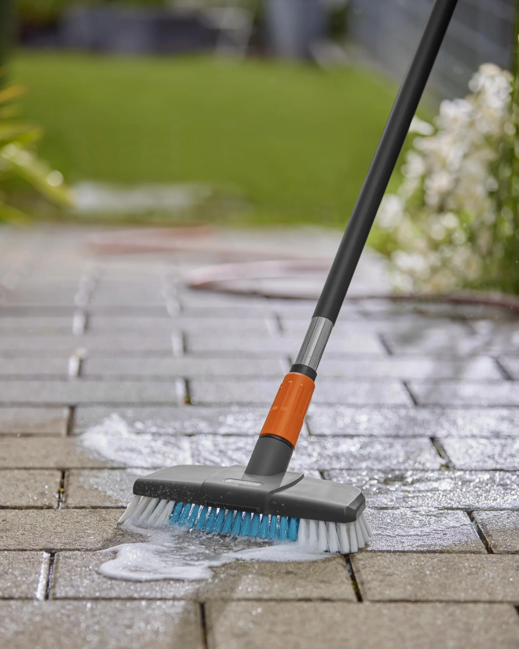 Gardena Idrospazzola Cleansystem hard: spazzola per la pulizia di superfici resistenti, setole di diversa lunghezza, da collegare al manico Cleansystem, ideale per grandi superfici (18816-20)