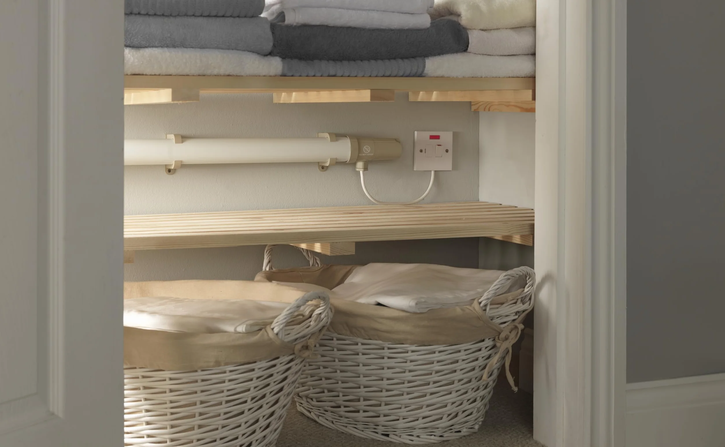 Dimplex ECOT2FT - Riscaldatore tubolare da 0,8 m con termostato integrato, staffe di montaggio incluse, bianco/grigio