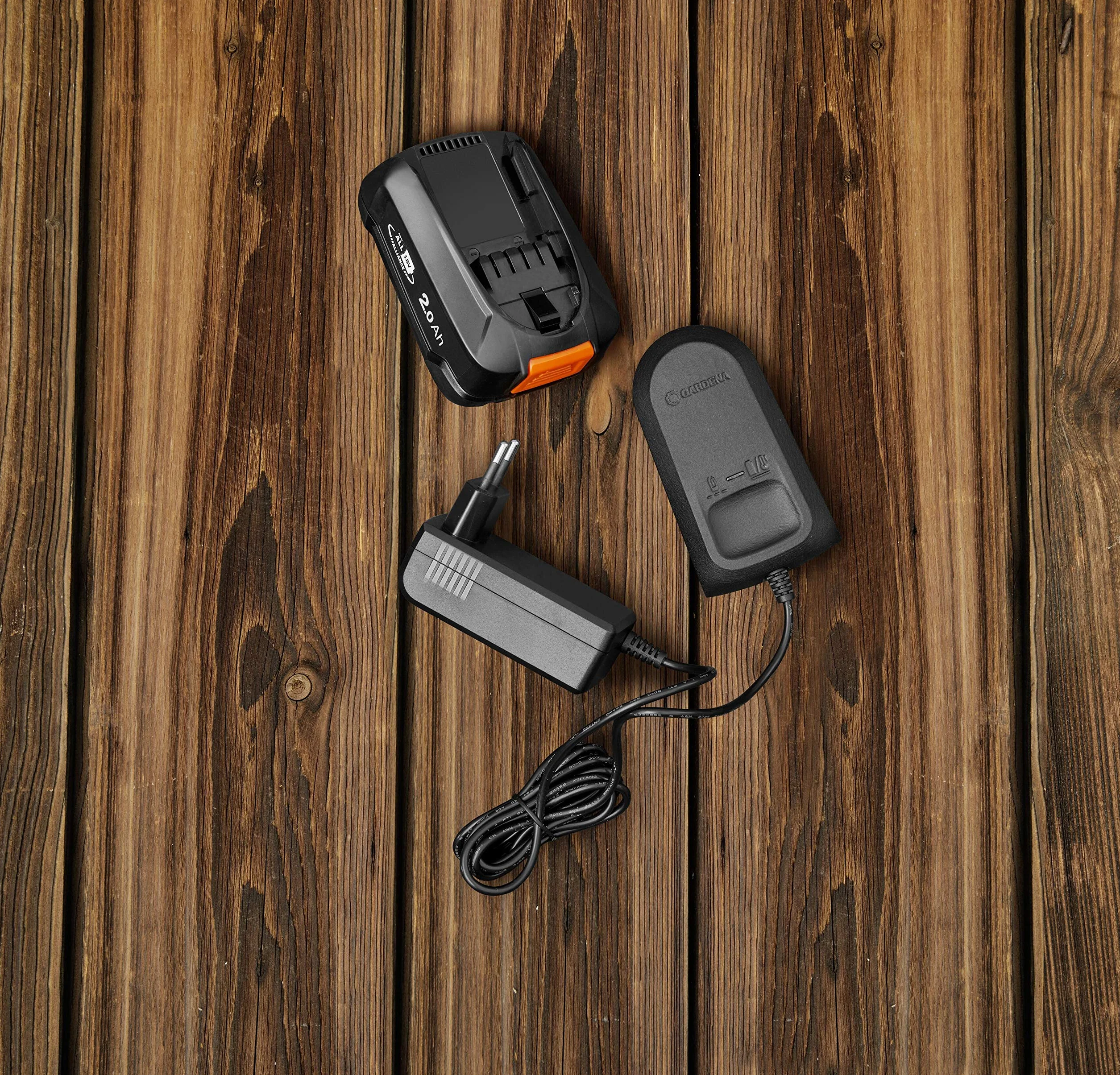 GARDENA Starter Kit P4A: set batteria per tutti gli attrezzi da giardino GARDENA con batteria agli ioni di litio, 1x PBA 18V/45 2,5 Ah, AL 1810 CV, classe energetica A (14910-20)