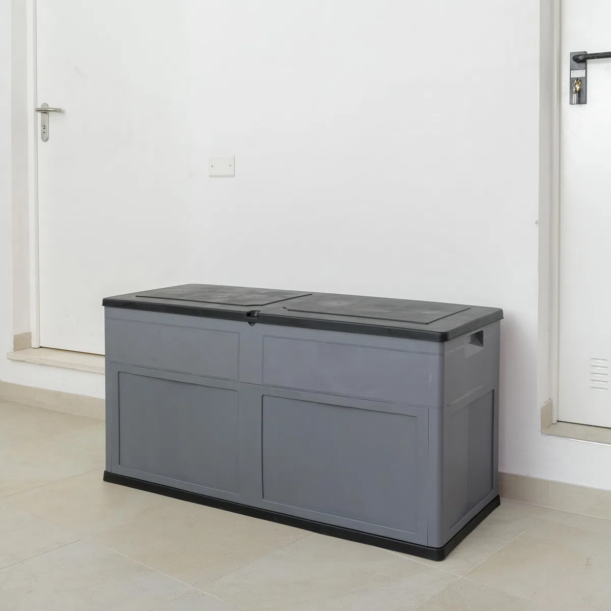 Toomax Baule Multibox Trend 320L finitura elegante nero/grigio basalto 119x46x60h cm, in plastica riciclata resistente ai raggi UV, con chiusura per lucchetto, ideale per interni ed esterni