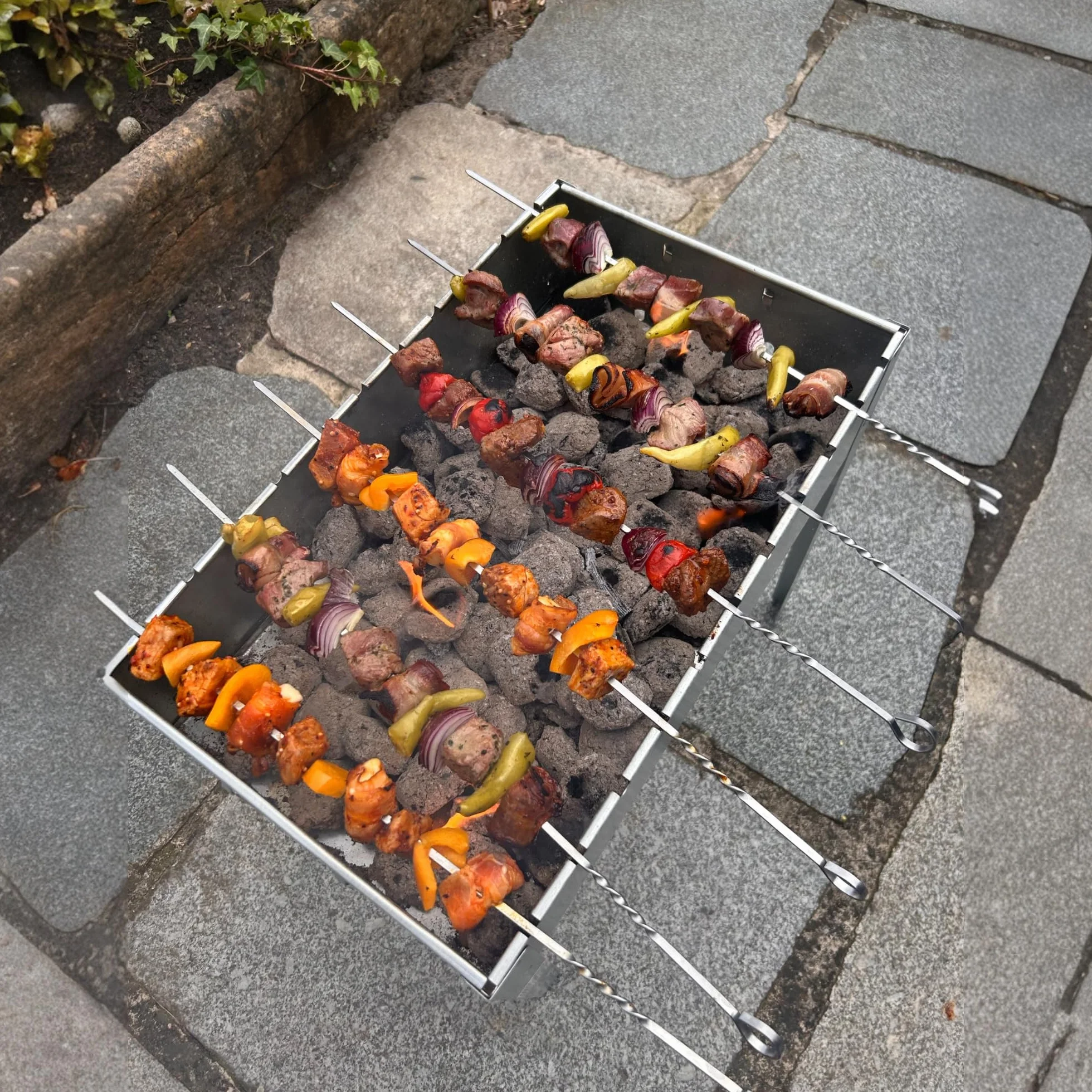 Mangal - Barbecue per spiedini, 50 x 30 x 50 cm, con 6 spiedini in acciaio INOX e griglia