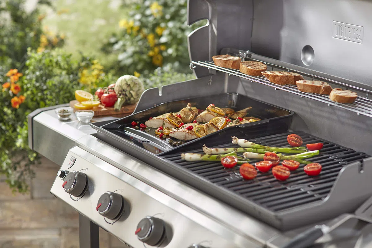 Weber Plancha Deluxe per modelli Genesis II (57 x 40cm), Sostituzione della sup. cottura, in ghisa smaltata, adatta per sup. cottura a gas Weber Genesis II serie 400 & 600 - Nero (7665)