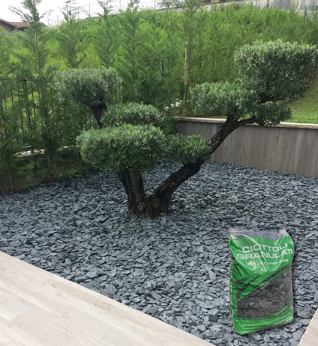 Sassi Ciottoli di Ardesia Nera Decorativa in Scaglie da 30-80mm per Giardino Vasi e Aiuole Confezione 25kg, Nero