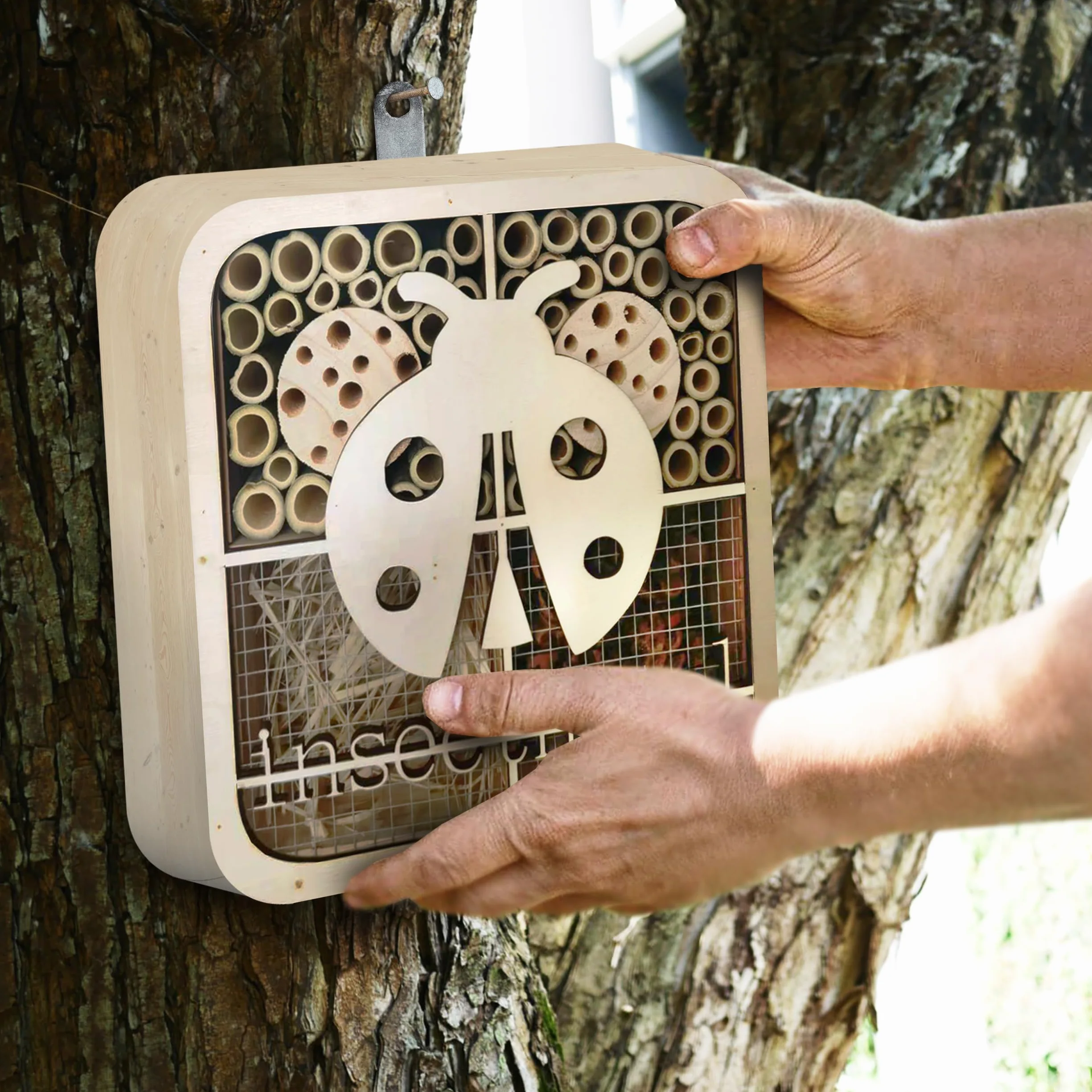ISOTRONIC Hotel per insetti in legno naturale – Casetta per api, coccinelle e altri insetti – Hotel per api in bambù per giardino e balcone – Design moderno a nido d'ape (coccinella)