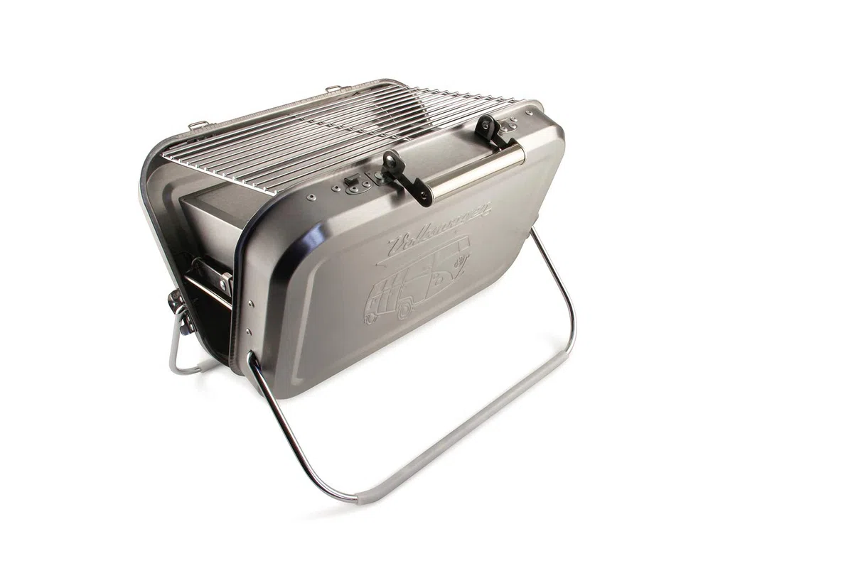 BRISA VW Collection - Volkswagen Barbecue portatile a valigia con griglia, vaschetta di raccolta della carbonella e maniglia di trasporto in acciaio inox Campervan T1 Bus design (Silhouette/Argento)