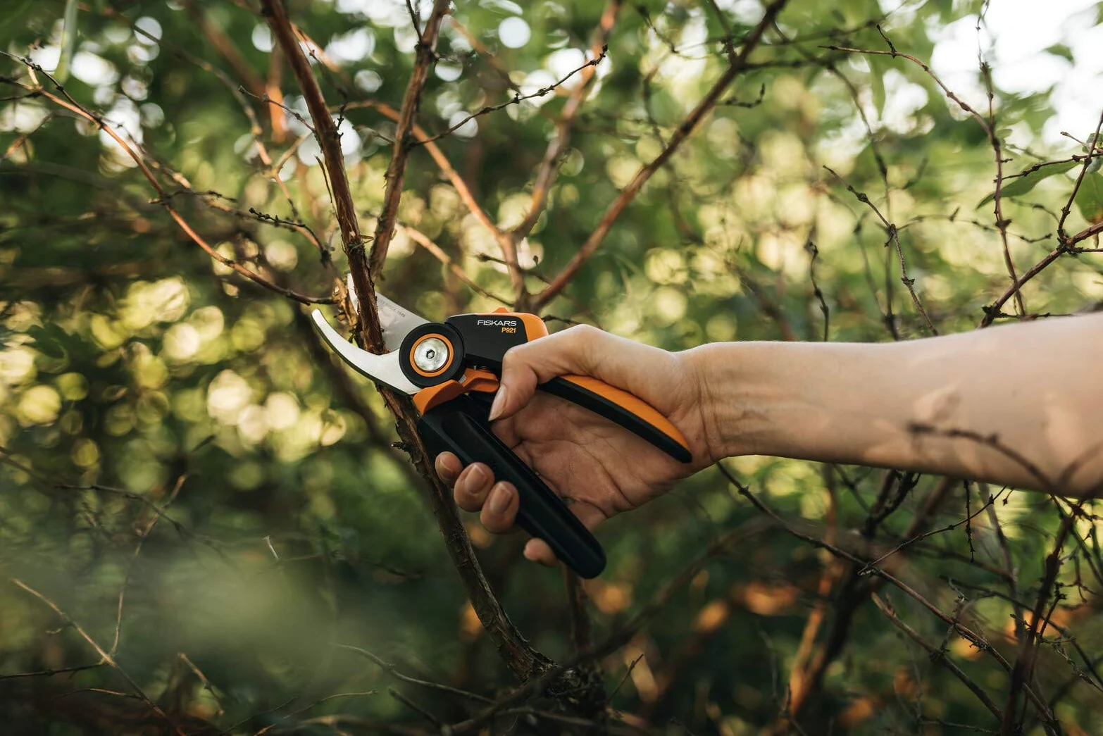 Fiskars Forbici da potatura bypass M, X-series PowerGear, P921, Impugnatura rotante, Per rami freschi e ramoscelli, Rivestimento antiaderente, Lame in acciaio inox, 20,1 cm, Nero/Arancione, 1057173