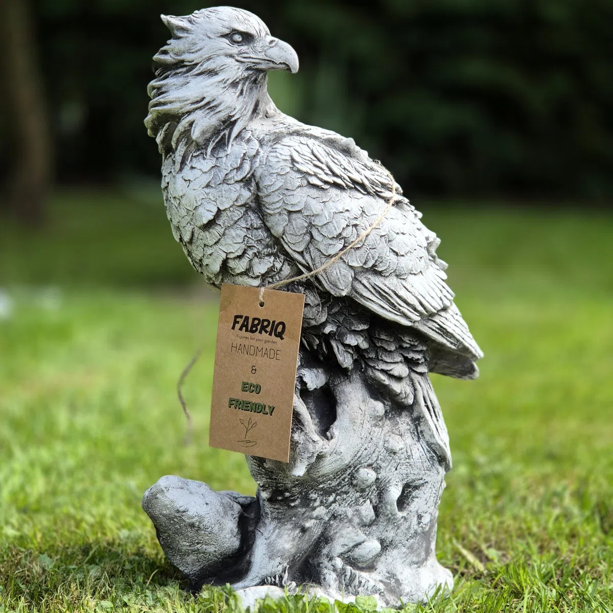 Abriq Aquila sulle rocce, decorazione da giardino realistica in pietra grezza resistente alle intemperie, antigelo per esterni, statua di aquila sulla roccia, aquila reale, altezza: 34 cm, 6 kg