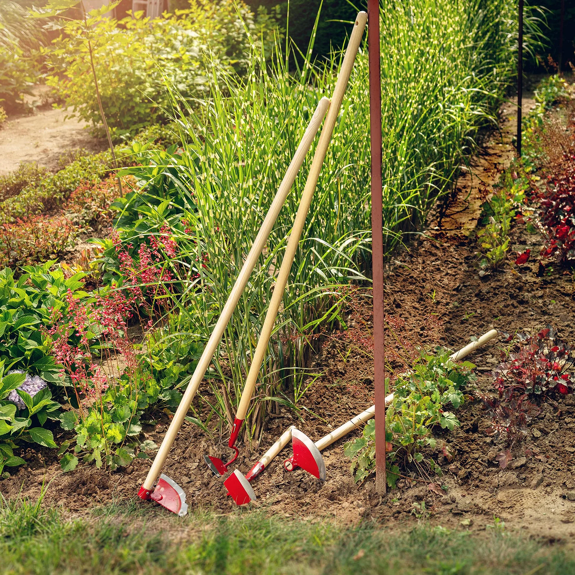 KADAX Hoe Testa di Metallo, Zappa da Giardino con Stelo in Legno, Zappa per Rimuovere Erba, Zappa di Erba, Accessori da Giardino per diserbo (semicircolare, Larghezza: 18 cm, Rosso)