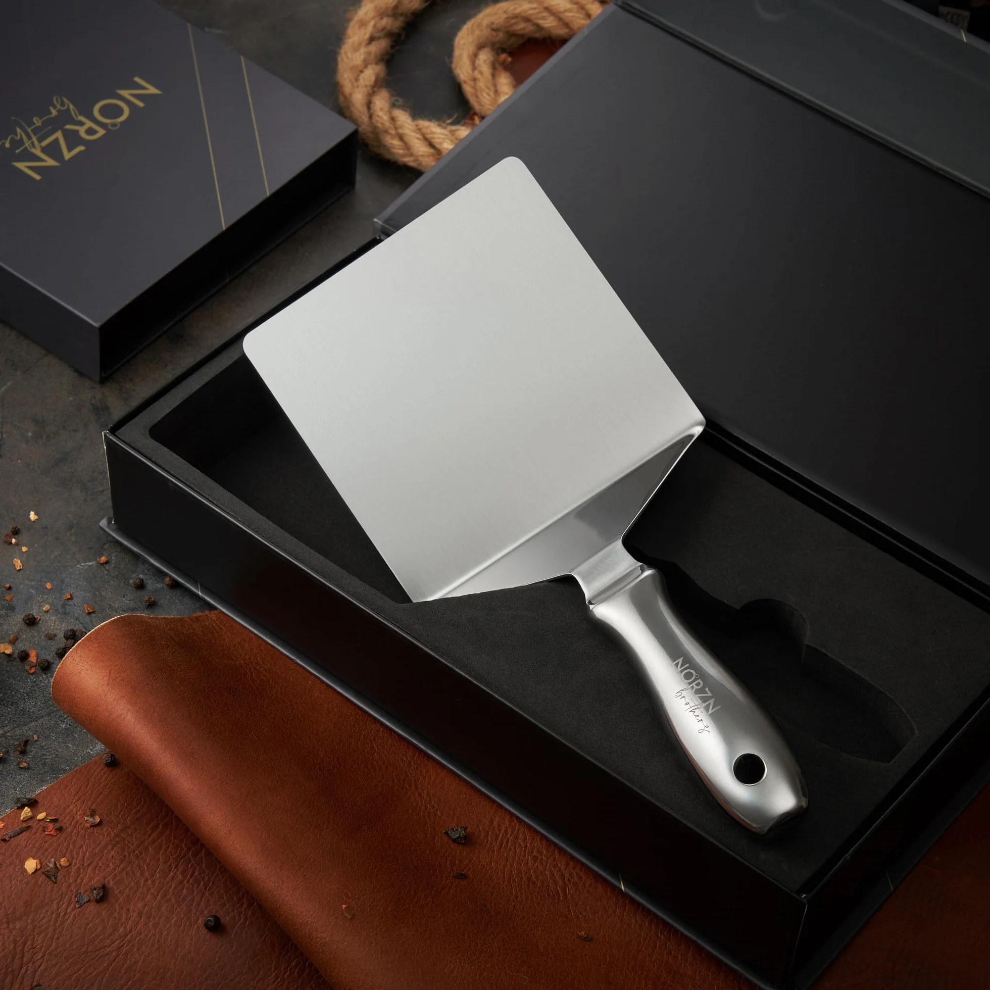 Spatola Piastra Acciaio Inox – Spatola Cucina Grande Flessibile con Gradiente e Finitura a Specchio, Barbecue BBQ, Griglia, Teppanyaki, Lavabile Lavastoviglie, Cert. Alimentare, Garanzia 10 Anni