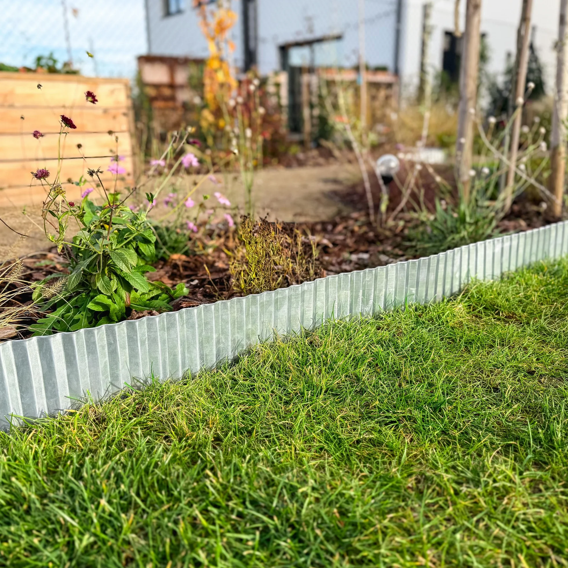 UNIGARDIA Bordura per Giardino Zincato 12 m - Bordura per Aiuola in Metallo, Altezza 15 cm - Installazione Facile, Inossidabile e resistente - Bordo per Prato Ondulato, 1 Paio di Guanti Incluso