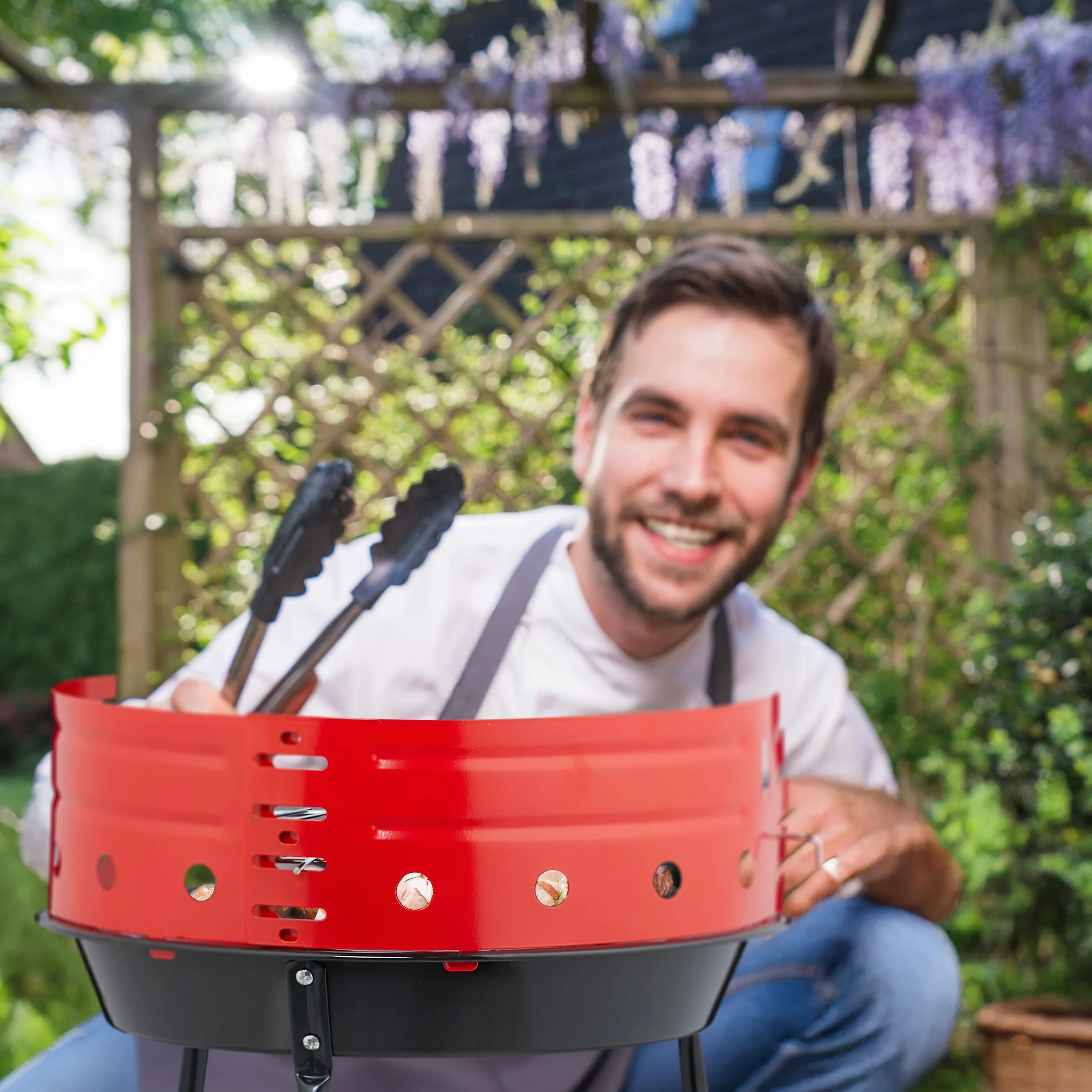 Relaxdays Barbecue a Carbonella con Paravento, Ø 37 cm, Grill a Carbone da Esterno, Giardino e Campeggio, Nero Rosso