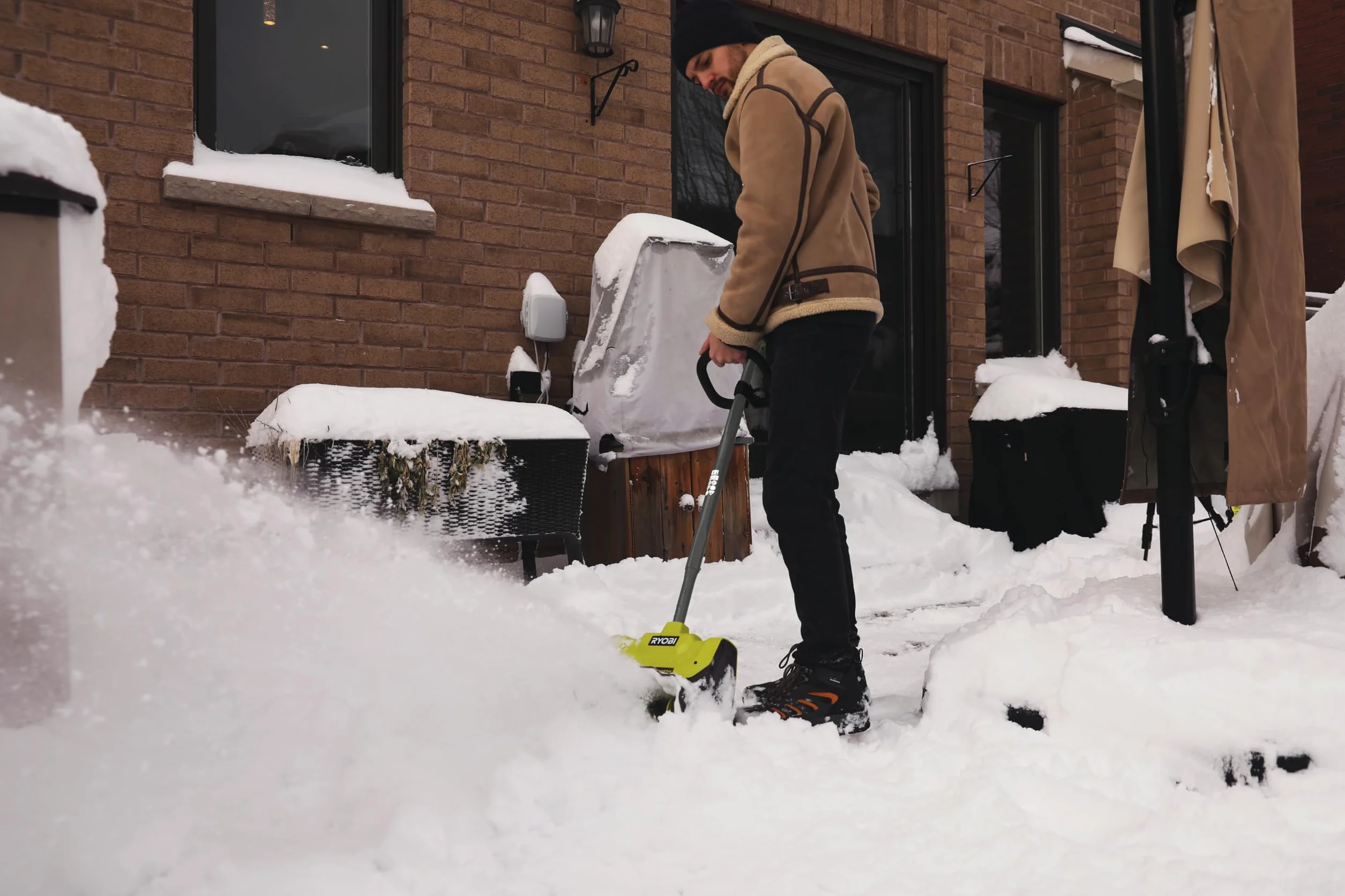 Ryobi RY18ST25A-140, Spazzaneve a Batteria 4.0Ah 18V One+, Fresa per neve con Larghezza di Lavoro 25 cm, Profondità di sgombero 15 cm con Lama in Plastica, Maniglia Regolabile e Impugnatura Ergonomica
