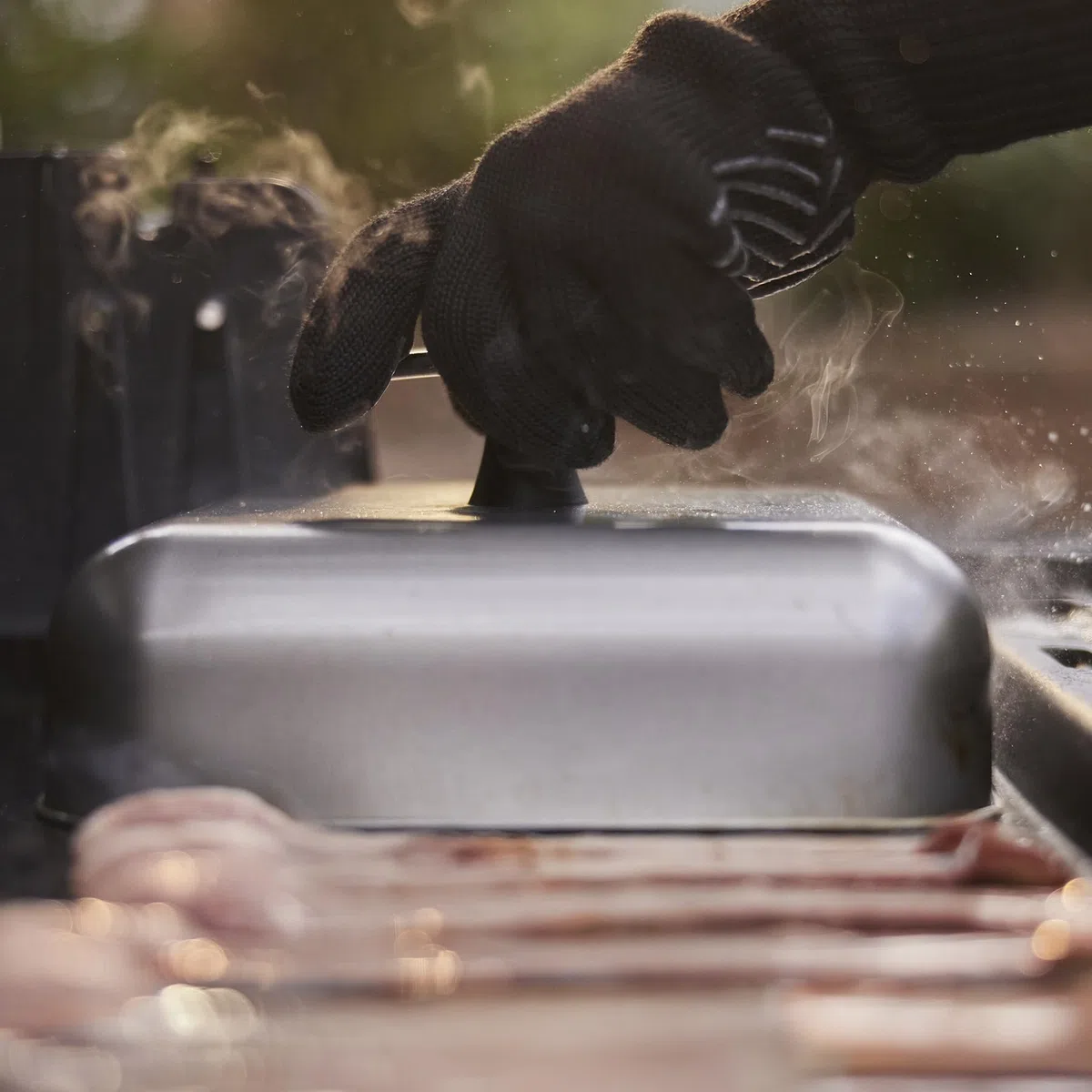 Weber Cúpula Fundidora/Campana para Planchas/Parrillas (26 x 26cm), Ideal para Fundir Queso para Hamburguesas, Cocinar al Vapor, para Distribución Uniforme del Calor - Plateado (6783)