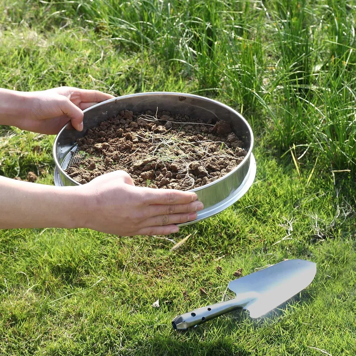 Set di Setaglio da Giardino Rotondo 30cm in Acciaio Inox con 5 Setacci Intercambiabili di 3/6/9/10/12mm, Attrezzi da Giardino per Setacciare Terreni, Semi, Pietre e Compost, Comprese Pale
