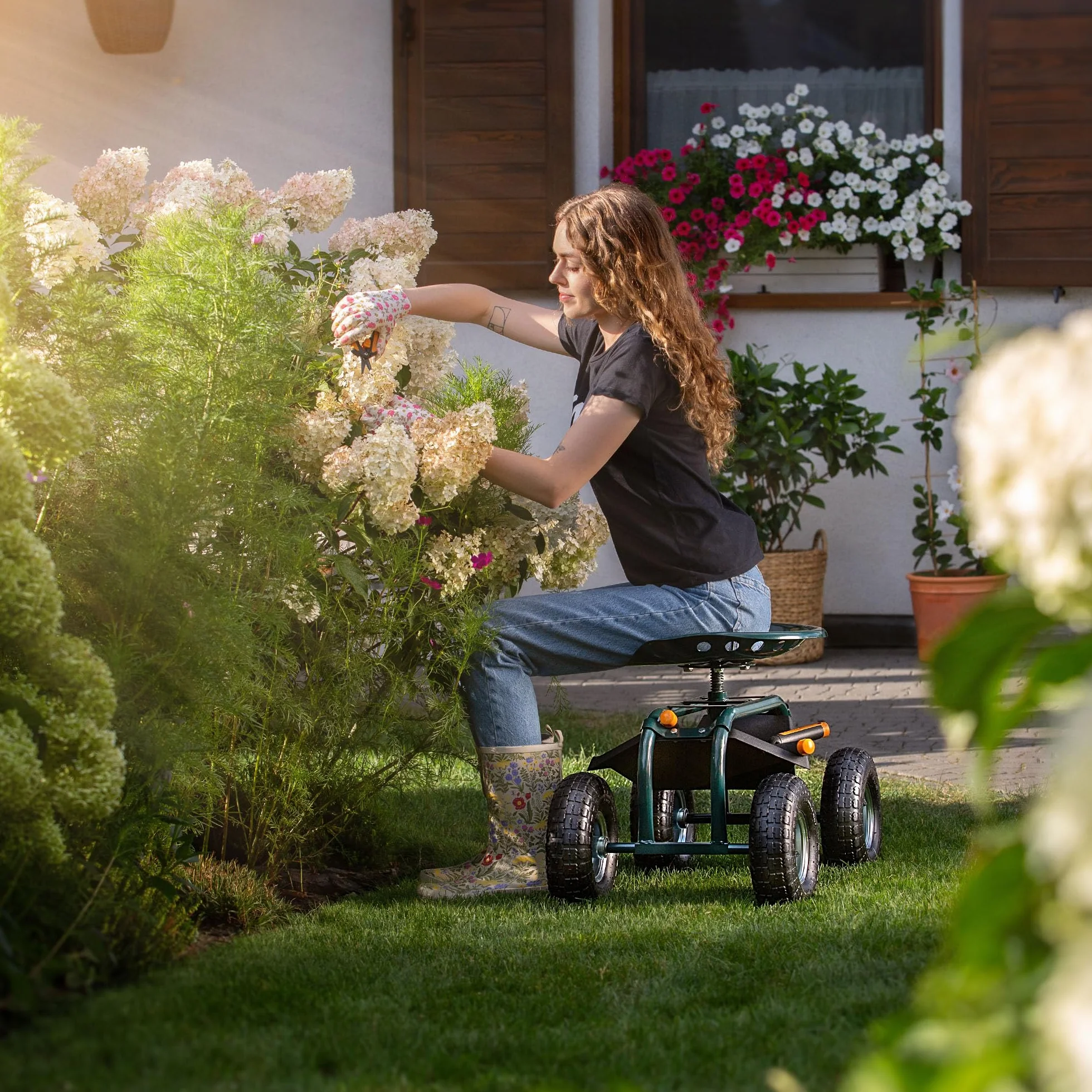 KADAX Sedia da giardino con ruote per giardinaggio, carrello da giardino con pratico ripiano, sedile da giardino mobile, sgabello da giardino con ruote (verde - nero)
