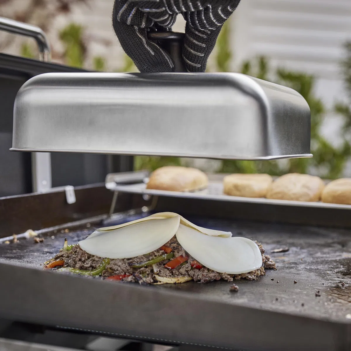 Weber Cúpula Fundidora/Campana para Planchas/Parrillas (26 x 26cm), Ideal para Fundir Queso para Hamburguesas, Cocinar al Vapor, para Distribución Uniforme del Calor - Plateado (6783)