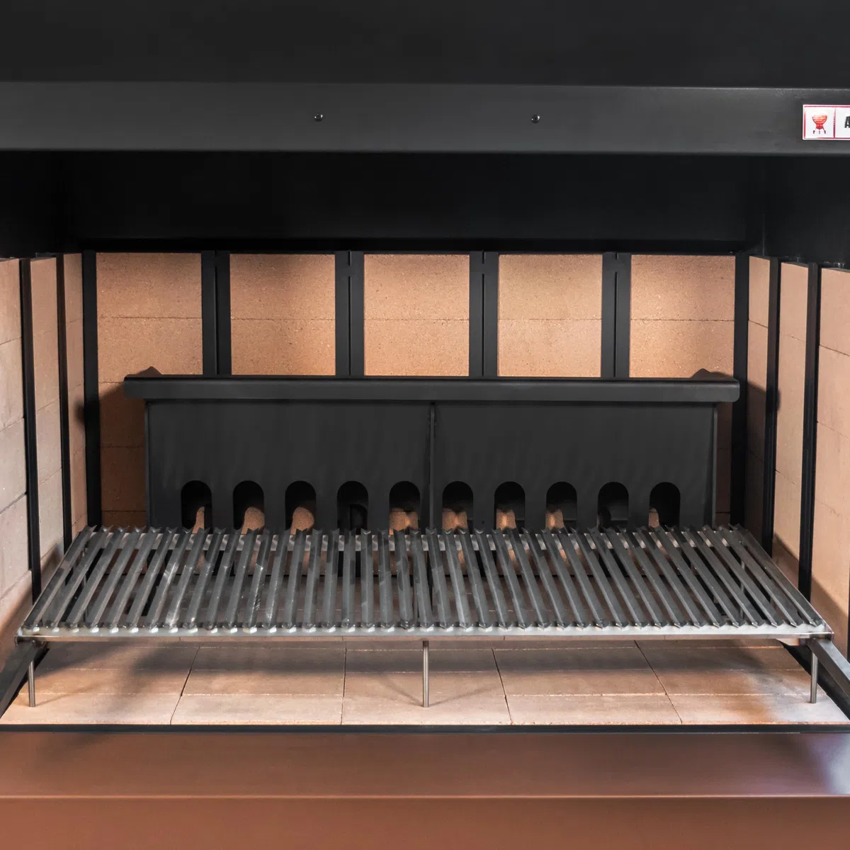 STUFE A PELLET ITALIA - "Etna" Barbecue a Legna da Esterno in Acciaio Verniciato, Colore Nero Opaco e Interno in Pietra Refrattaria, Design e Qualità Made in Italy, Ripiani porta Oggetti