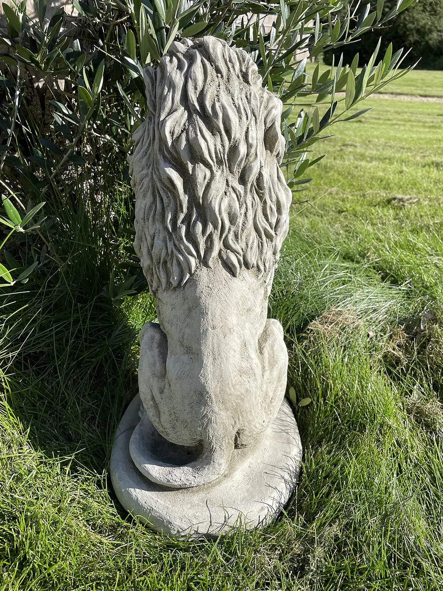 Statua del leone in posizione seduta, ornamento per esterni, da giardino, con l'animale africano in pietra ricostituita