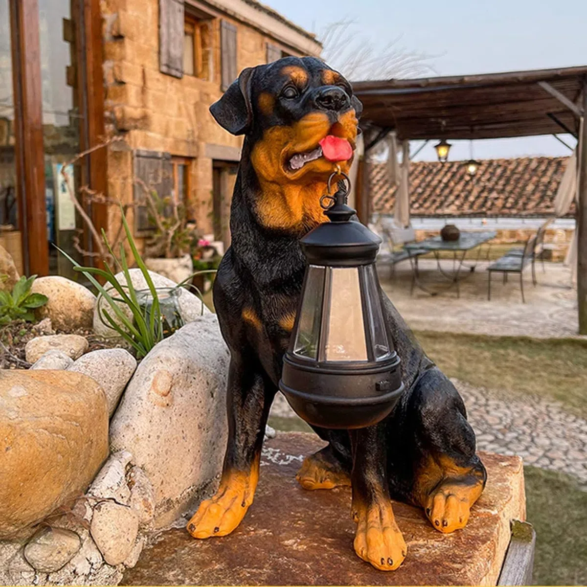 Statua del Cane da Giardino, Ornamento da Esterno con Luce Solare, Statue di Rottweiler in Resina con Lanterna Solare a LED, Regali di Rottweiler per Gli Amanti dei Cani