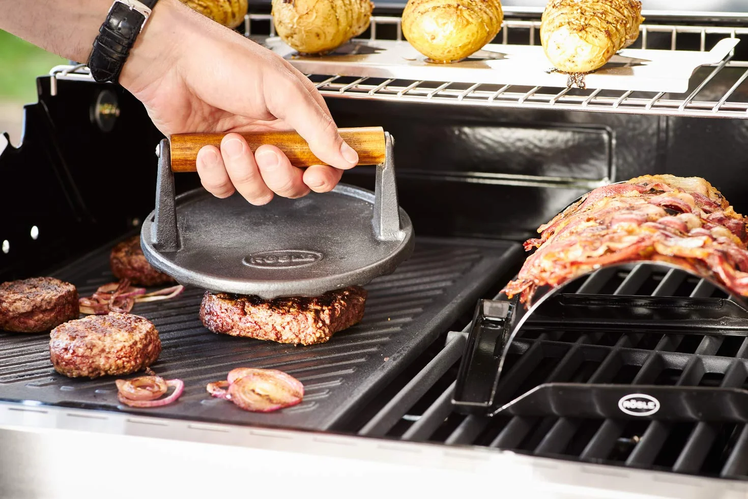 RÖSLE Peso per barbecue, pregiato peso per una cottura rapida di hamburger o bistecche, ghisa, manico in legno, 17.5 cm