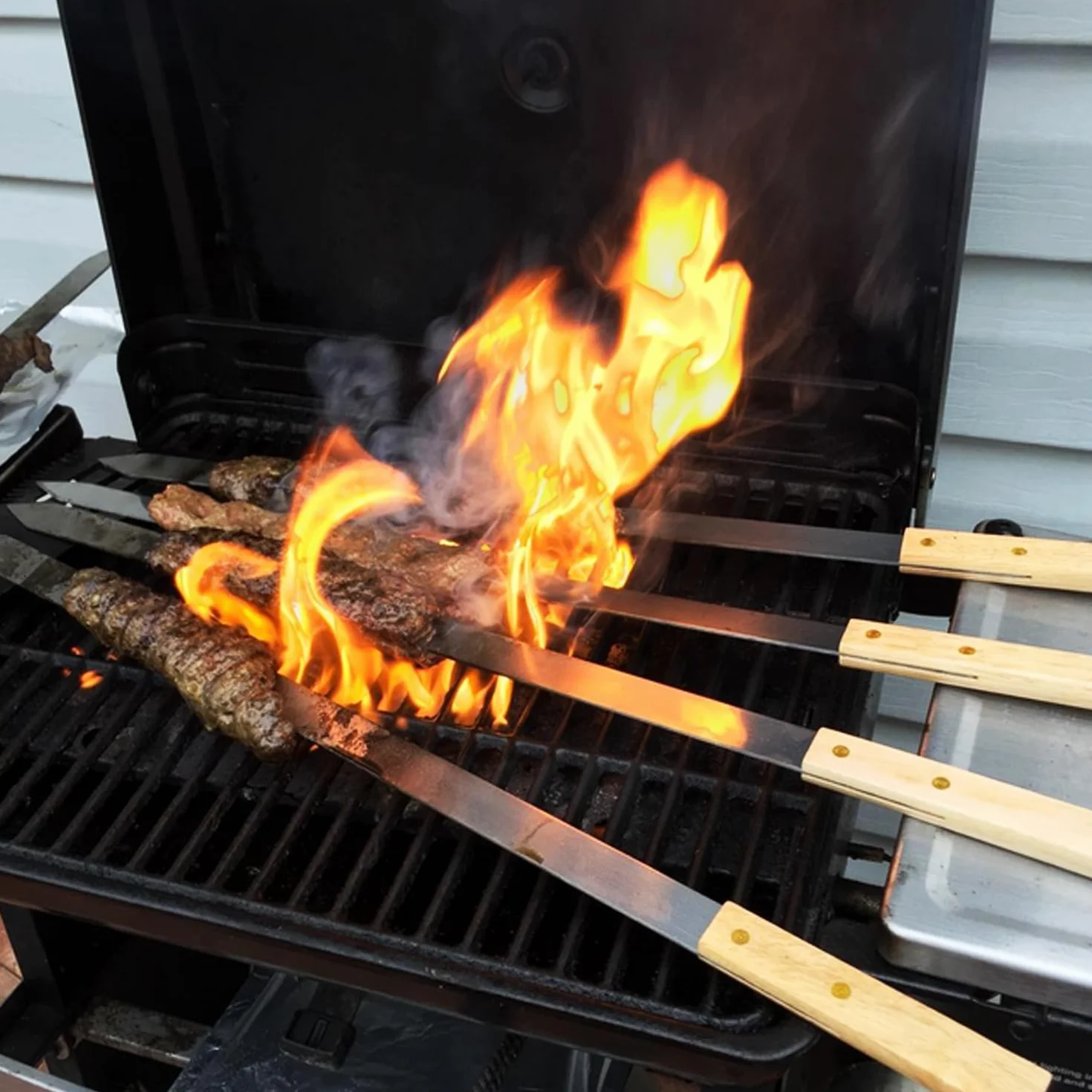 Goutime Spiedini per Kabobs, Shish Kebab Spiedini in legno per grigliate, Spiedini in metallo in acciaio inox per barbecue, 23 pollici di lunghezza 5/8 pollici di larghezza, set di 7 con borsa