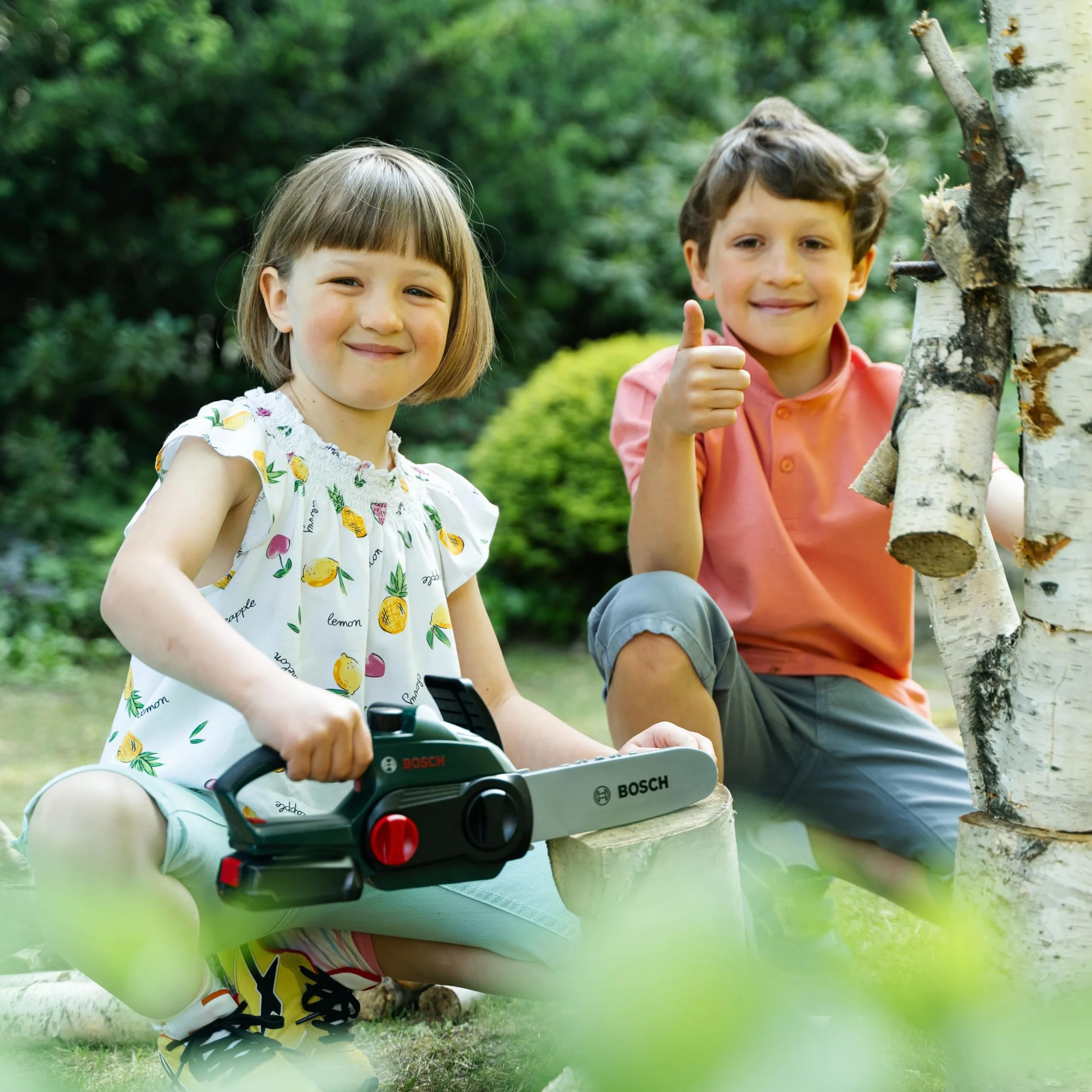Theo Klein 8399 Motosega Bosch, Riproduzione Fedele all'originale e a Misura di Bambino, Sega a batterie con Effetti sonori e Luminosi, Giocattolo per Bambini a Partire dai 3 Anni di età
