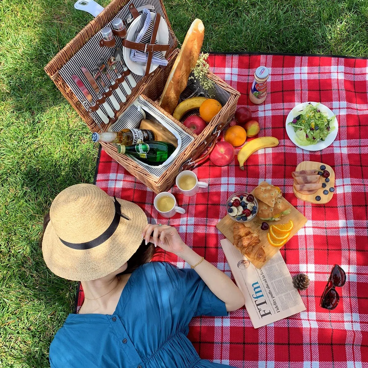 Set cesto da picnic in vimini per 2 persone con borsa termica, cesto da picnic con tazze, posate, bicchieri da vino, piatti e tovaglioli