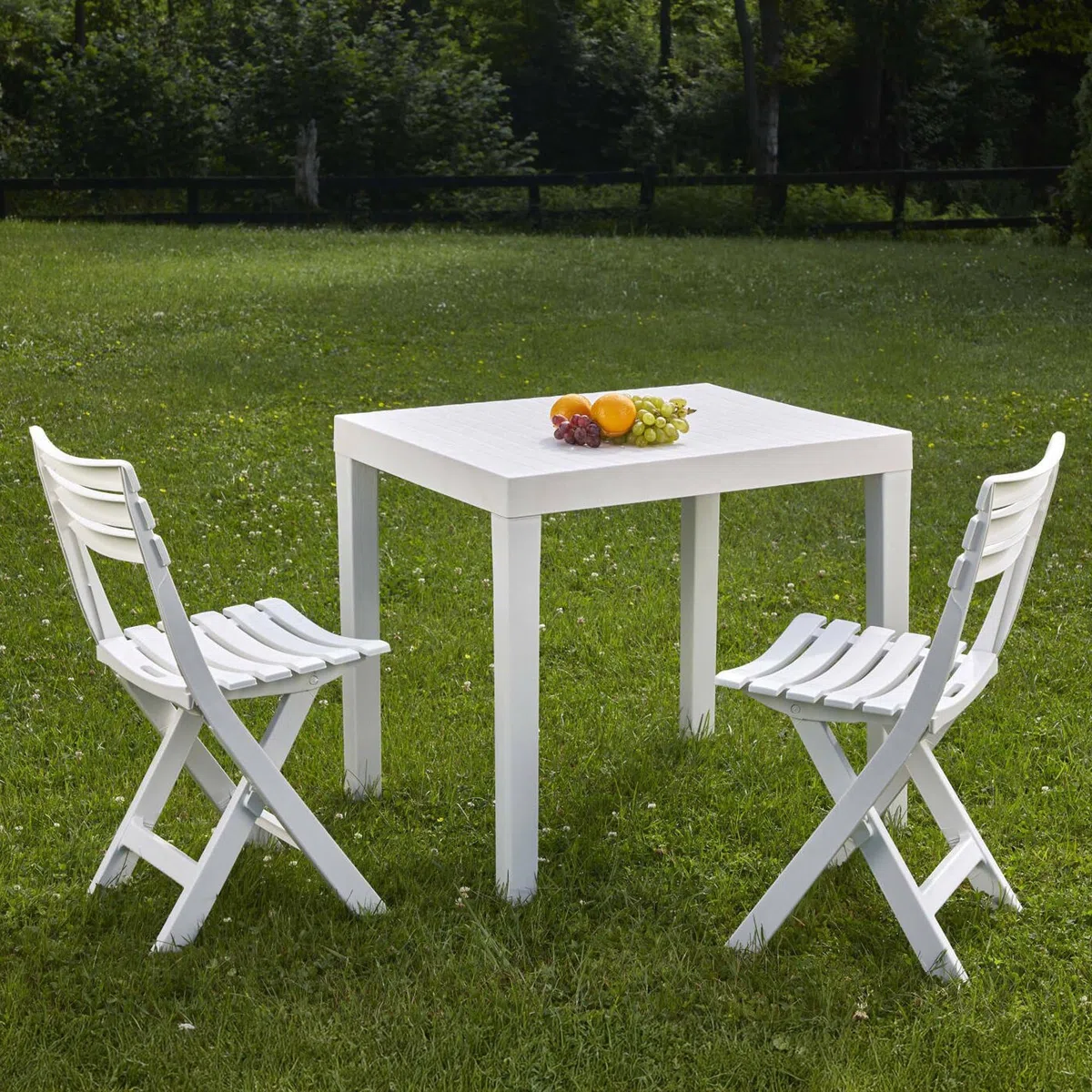 Dmora - Set salotto da esterno Ortisei, Composizione da giardino con 1 tavolo rettangolare e 2 sedie pieghevoli, Salottino indoor e outdoor da Pic Nic, 100% Made in Italy, Bianco